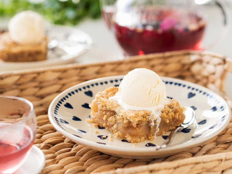 Szarlotka bezglutenowa z lodami waniliowymi na talerzyku - Wszystkiego Słodkiego