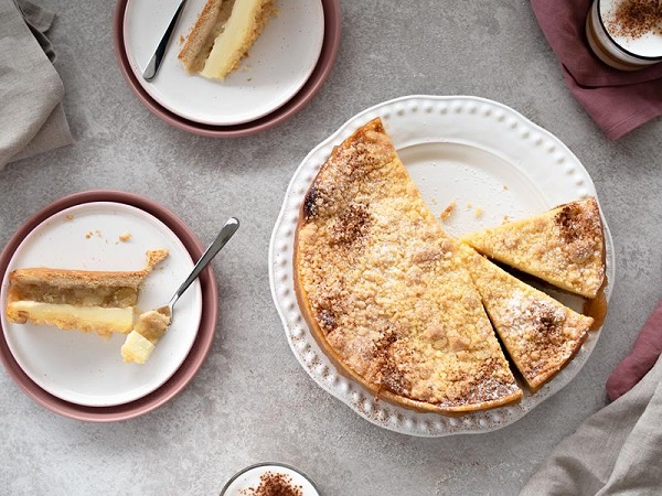 Szarlotka z budyniem i kruszonką na talerzyku - Wszystkiego Słodkiego
