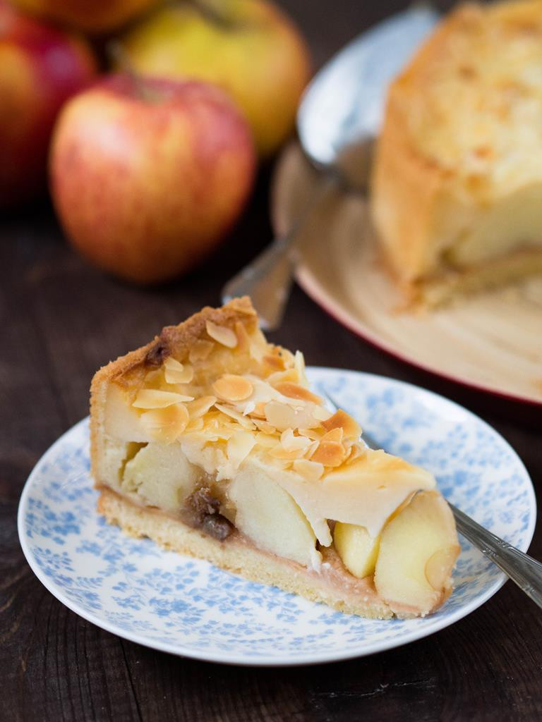 Tort jabłkowy z migdałami na talerzyku - Wszystkiego Słodkiego