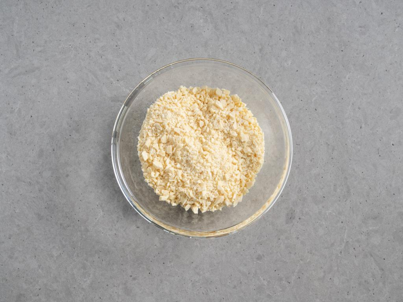 biała czekolada pokrojona na kawałki