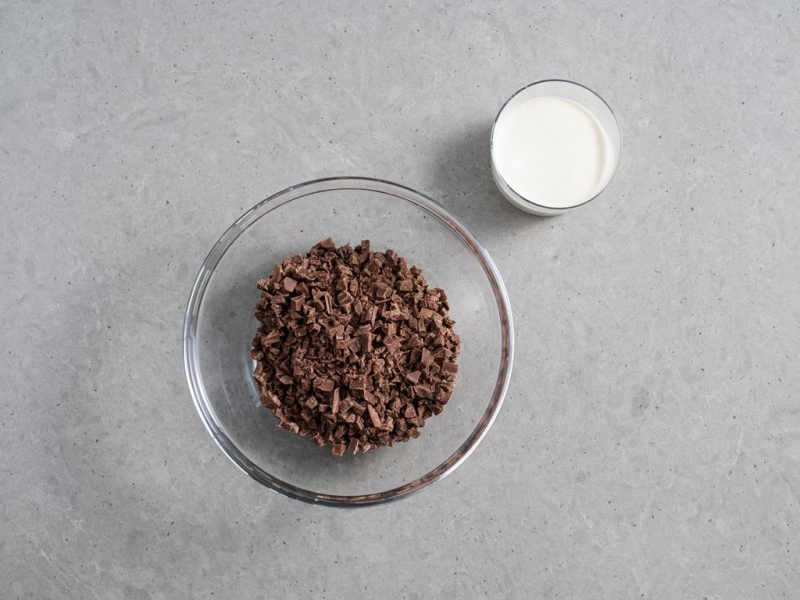 czekolada mleczna pokrojona na kawałki, śmietanka