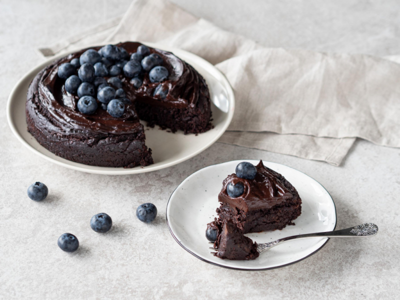 Czekoladowe ciasto z fasoli z kremem z awokado i borówkami - Wszystkiego Słodkiego