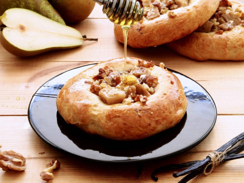drożdżówka z karmelizowaną gruszką, miodem i orzechami włoskimi - Wszystkiego Słodkiego