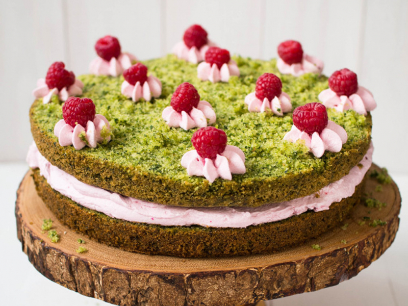 Ciasto Leśny Mech ze szpinakiem przełożone malinowym kremem - Wszystkiego Słodkiego