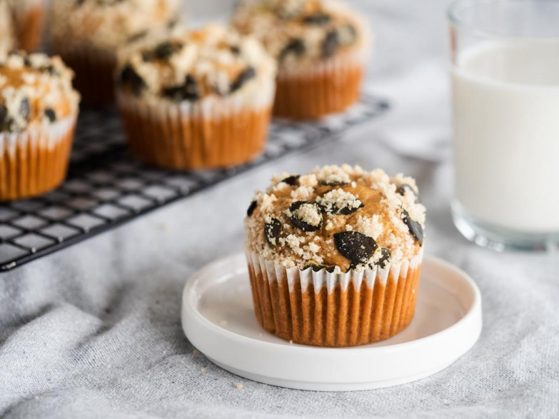 Muffinki z batatami i waniliową kruszonką na talerzyku - Wszystkiego Słodkiego