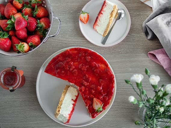 Sernik z białą czekoladą i śmietaną na spodzie z herbatników, podany z dżemem truskawkowym - Wszystkiego Słodkiego