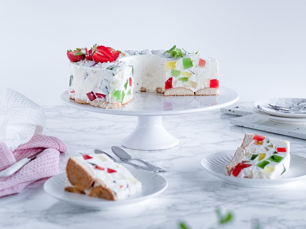 Śmietanowiec z kolorowymi galaretkami na paterze - Wszystkiego Słodkiego