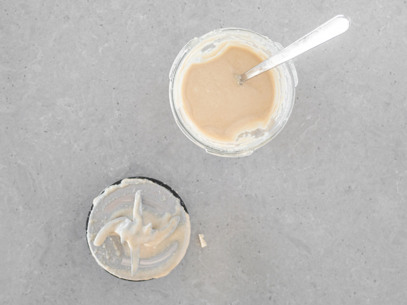 Zblendowana pasta tahini.