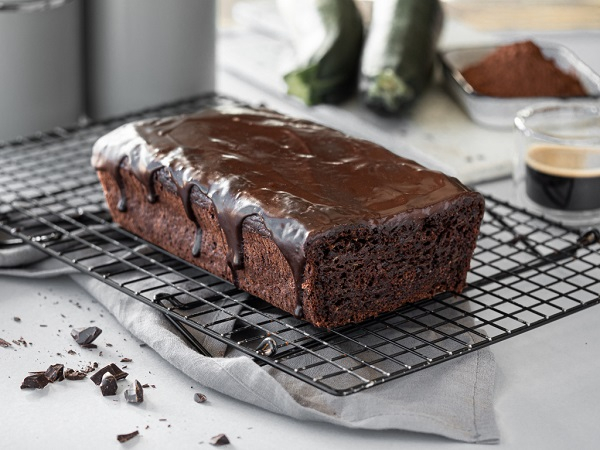Wegańskie, czekoladowe ciasto z cukinii z polewą czekoladową na kratce do studzenia - Wszystkiego Słodkiego