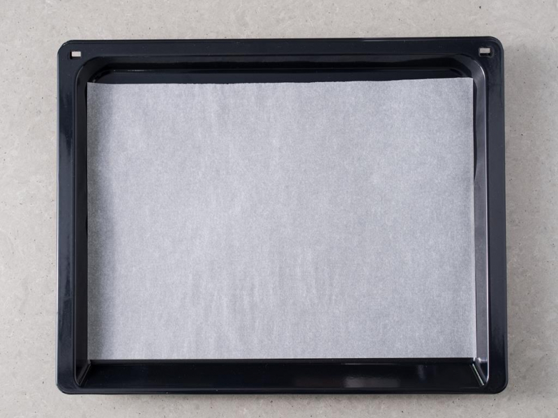 blacha z wyposażenia piekarnika wyłożona papierem do pieczenia