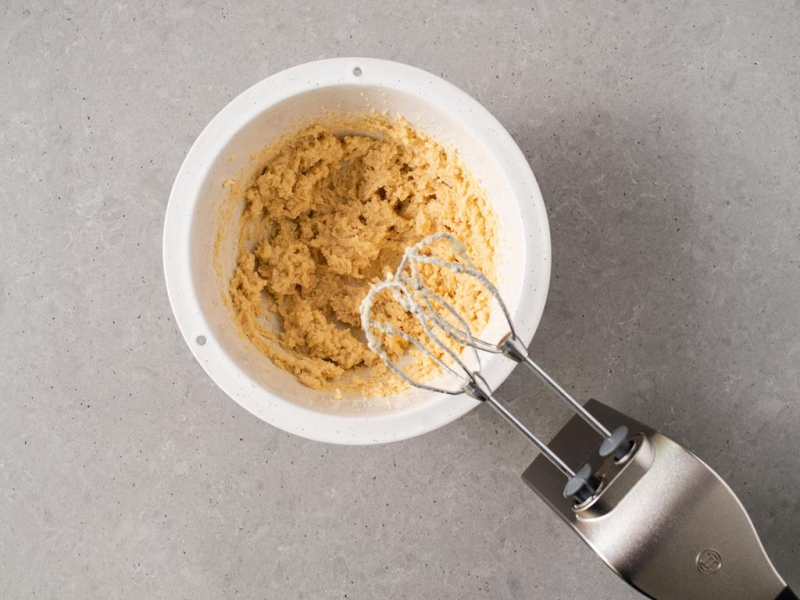 masło utarte z cukrem białym i brązowym za pomocą miksera