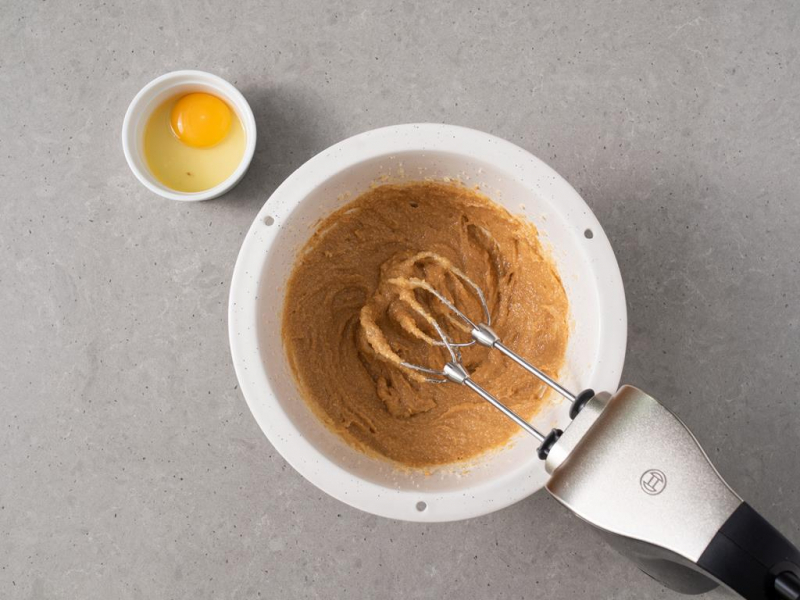 masa orzechowa i jajko w osobnych miseczkach