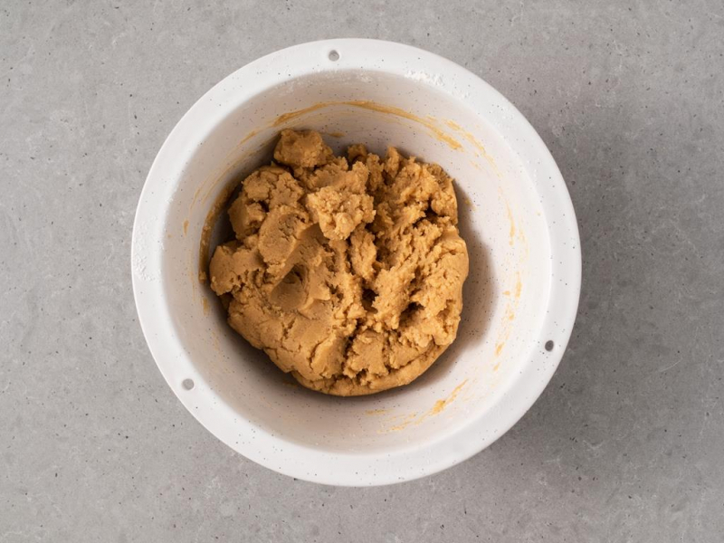 ciasto na ciasteczka z masłem orzechowym w misce