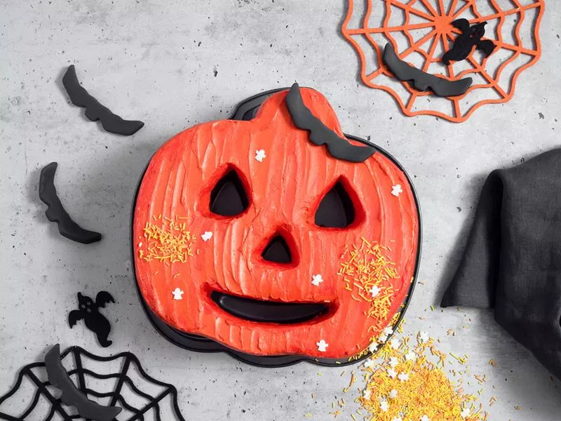 ciasto na halloween straszna dynia, ciasto czekoladowe w kształcie dyni pokolorowane pomarańczowym barwnikiem spożywczym - wszystkiego słodkiego