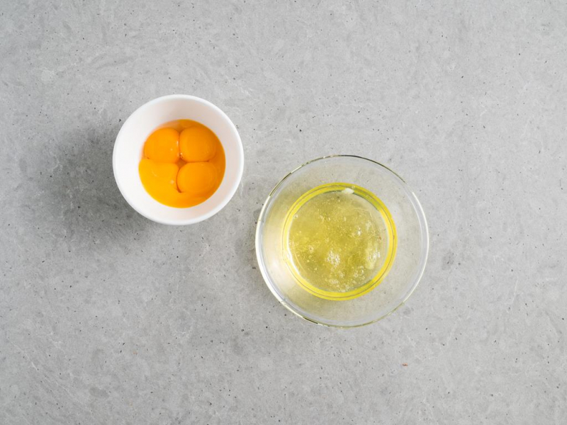 żółtka i białka do babki z czekoladą w osobnych miseczkach