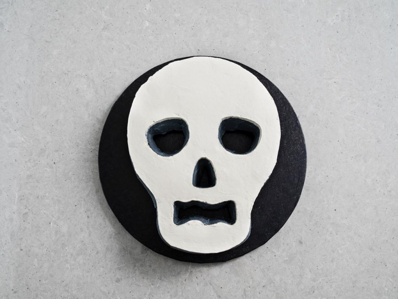 ciasto-czaszka na halloween posmarowane z wierzchu białym kremem maślanym