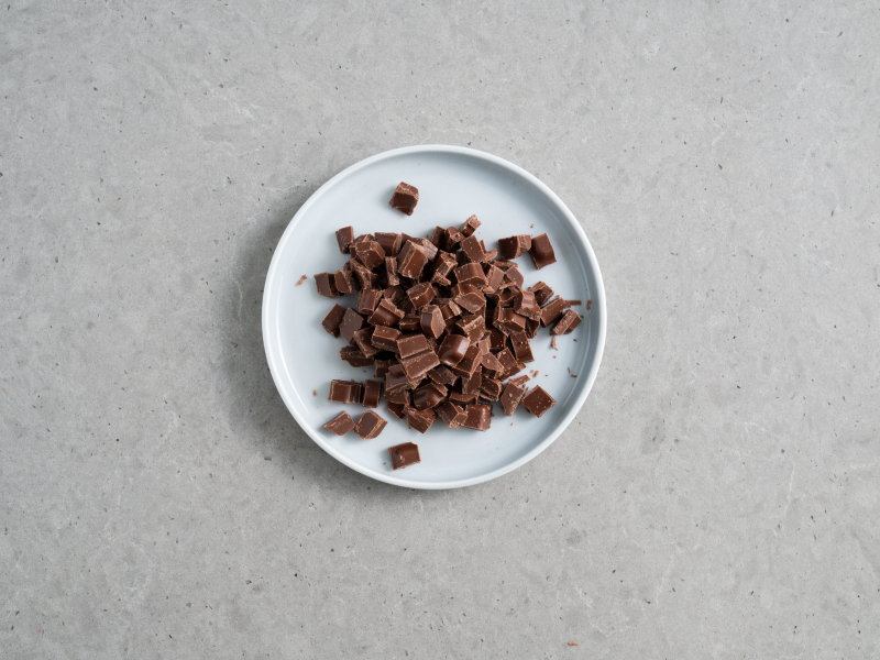 czekolada mleczna pokrojona na kawałki na talerzyku