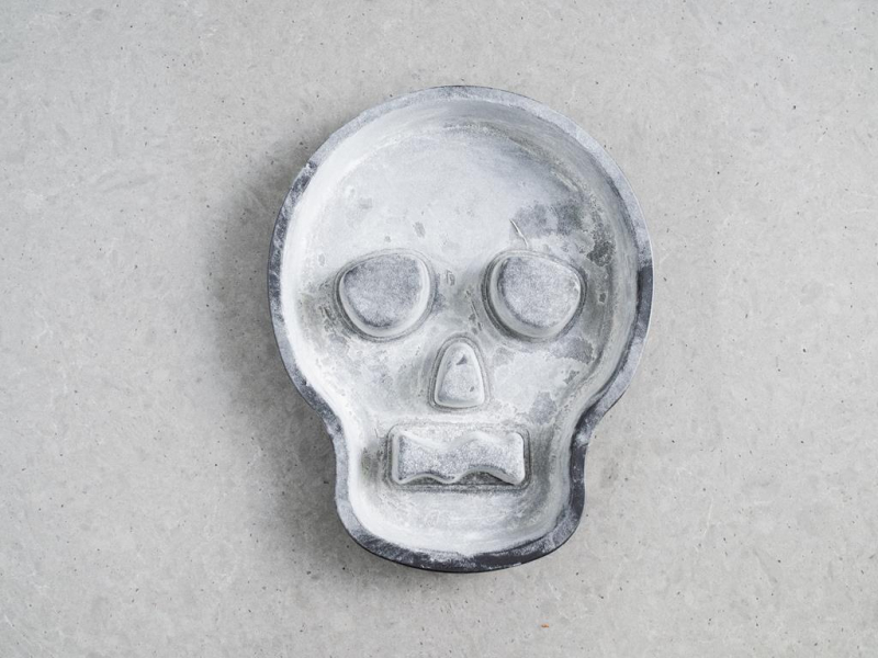 forma do pieczenia Halloween czaszka - Wilton, posmarowana masłem i oprószona mąką