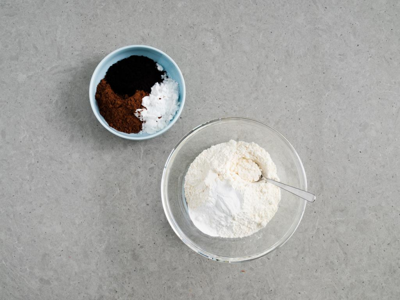 mąka pszenna, sól, proszek do pieczenia Dr. Oetkera w jednej misce oraz skrobia ziemniaczana, ciemne kakao Dr. Oetkera i czarne kakao Dr. Oetkera w drugiej misce