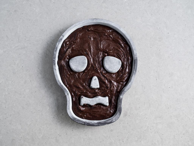 ciasto czekoladowe na babkę w formie do pieczenia w kształcie czaszki na Halloween marki Wilton