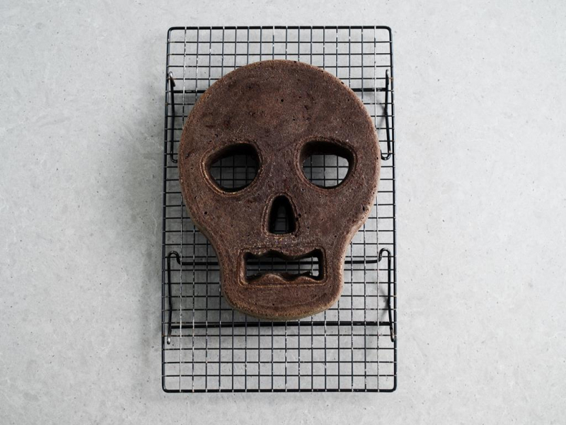 babka kakaowa z czekoladą w kształcie czaszki na kratce do studzenia