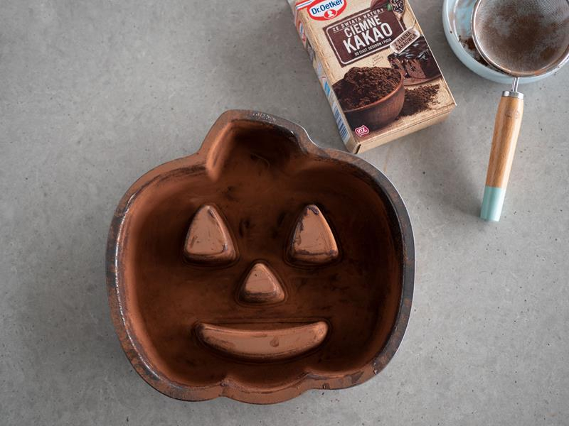 forma do pieczenia dynia halloween Wilton wysmarowana masłem i oprószona kakao