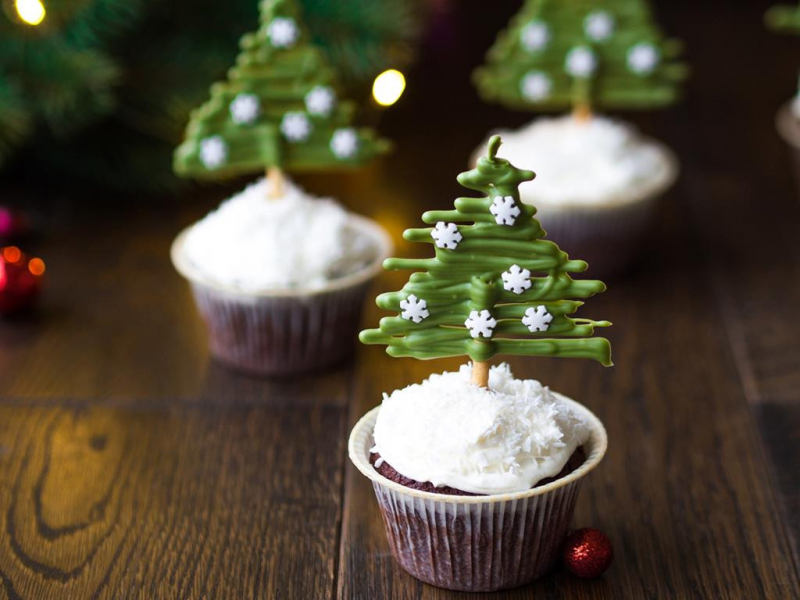 Czekoladowe cupcake udekorowane kremem śmietankowym i choinkami z białej czekolady, matchy, paluszków i śnieżynek cukrowych - Wszystkiego Słodkiego