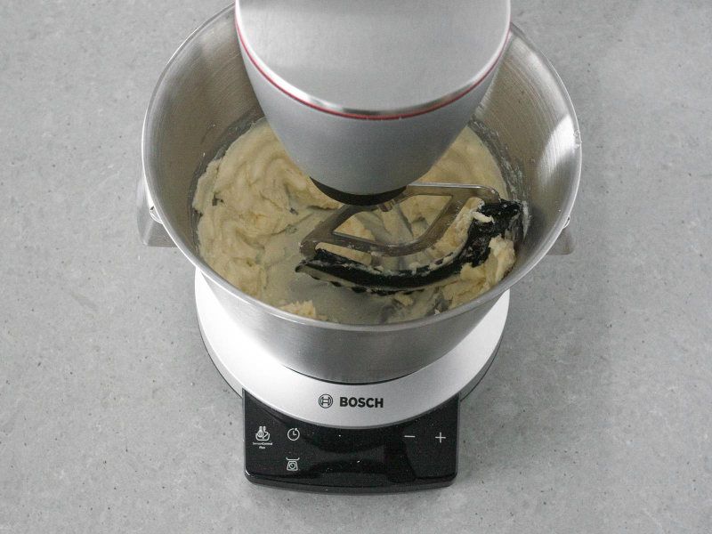 Margaryna wegańska w misie robota kuchennego bosch ucierana z cukrem pudrem