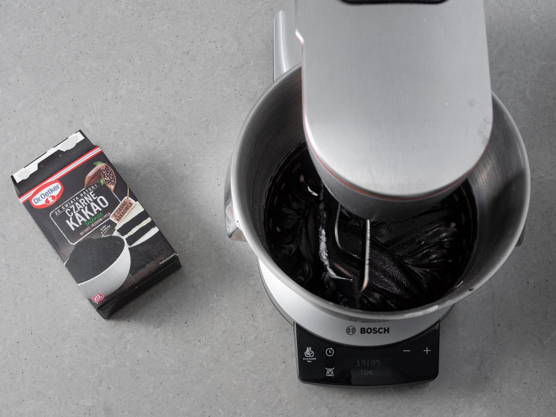 W misie robota kuchennego bosch wegański czarny lukier królewski. Obok czarne kakao Dr. Oetkera.