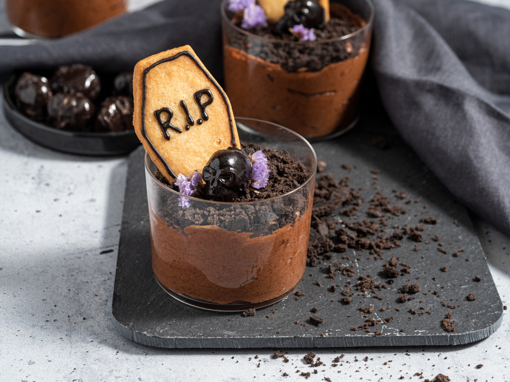 Deser wegański na halloween  - grób czyli mus czekoladowy z ciasteczkową trumną - Wszystkiego Słodkiego