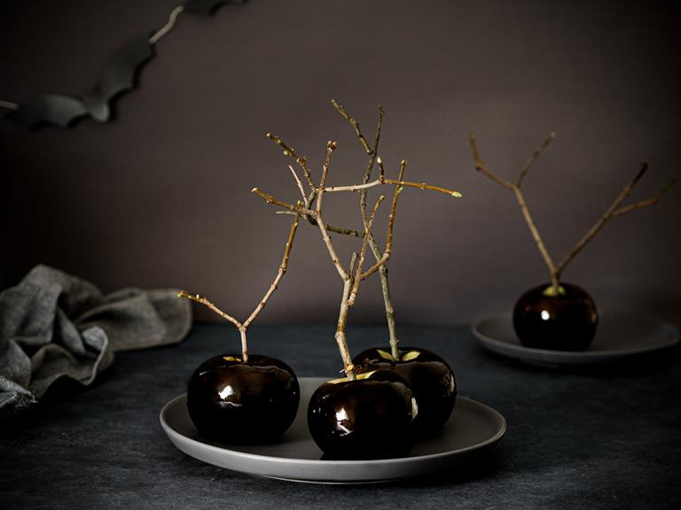 Jabłka w czarnym karmelu - Wszystkiego Słodkiego