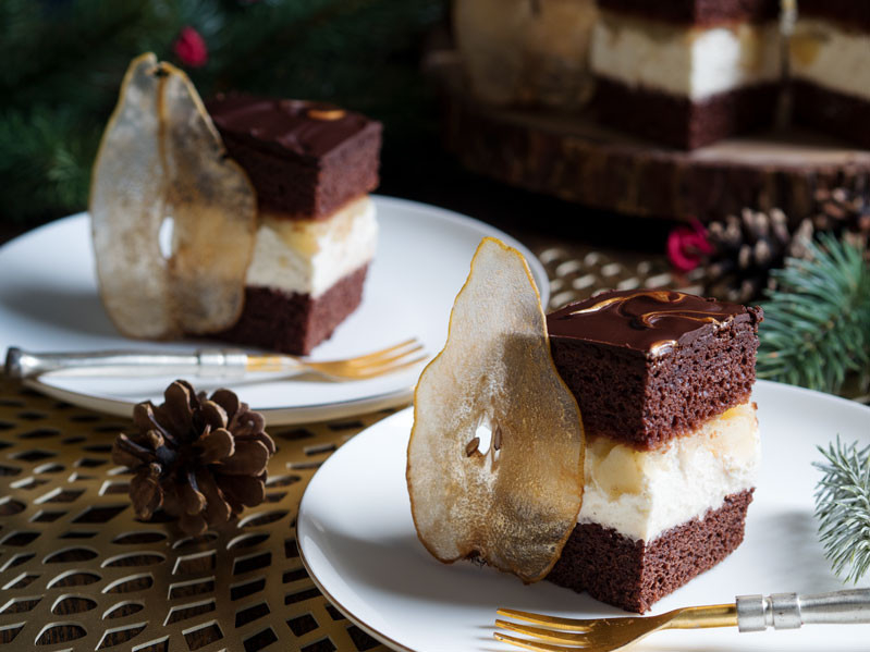 Kostka piernikowa z prażonymi jabłkami, kremem śmietankowym z nutką cynamonu, polewą czekoladową ozdobioną złotym pisakiem żelowym oraz dekoracją ze złotych suszonych gruszek na talerzyku - Wszystkiego Słodkiego