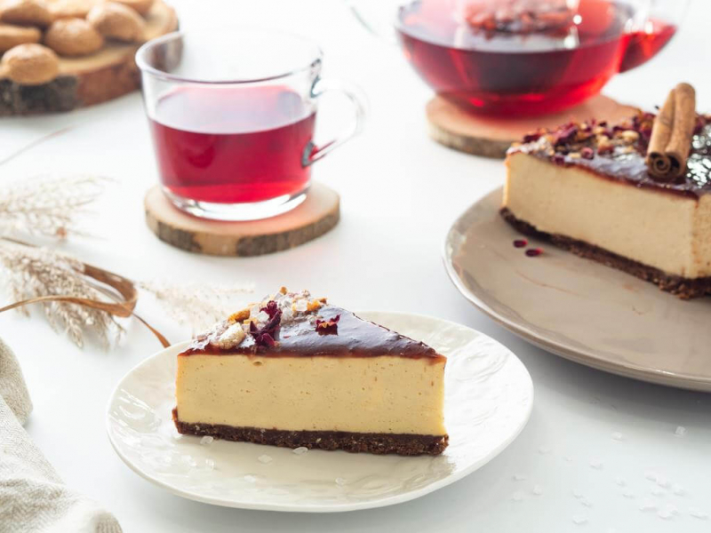 cynamonowy sernik mascarpone bez pieczenia z musem śliwkowym - wszystkiego słodkiego