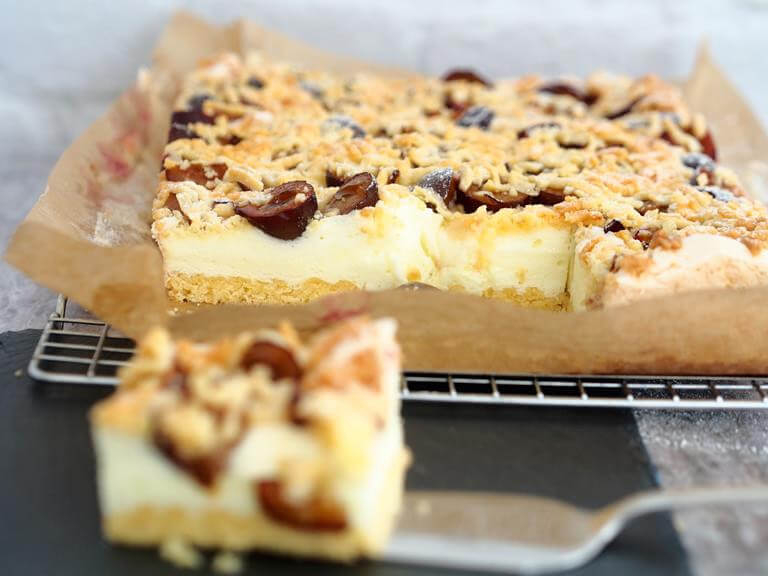 Kruche ciasto ze śmietankową pianką i śliwkami - Wszystkiego Słodkiego