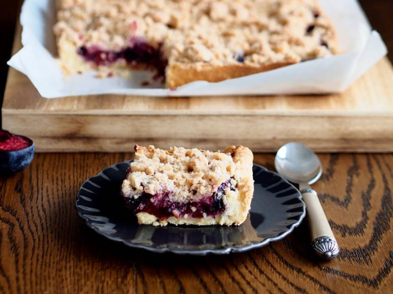 tarta ze śliwkami i kruszonką na talerzyku - Wszystkiego Słodkiego