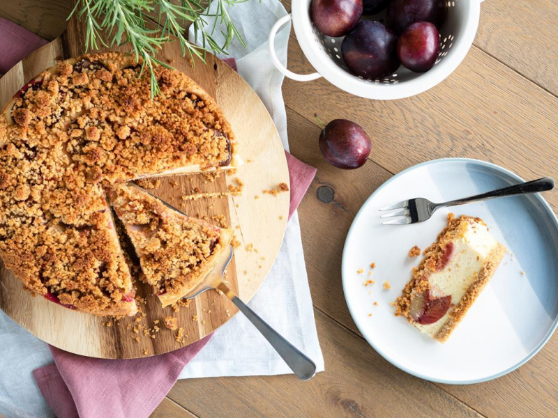 Sernik z tofu i ze śliwkami na talerzyku - Wszystkiego Słodkiego