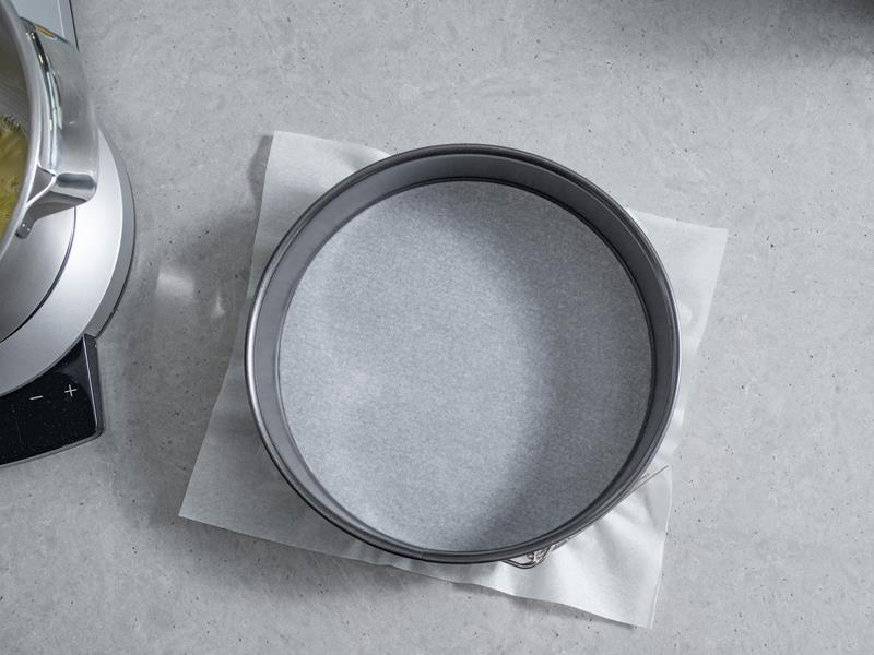 tortownica dr. Oetkera wyłożona papierem do pieczenia