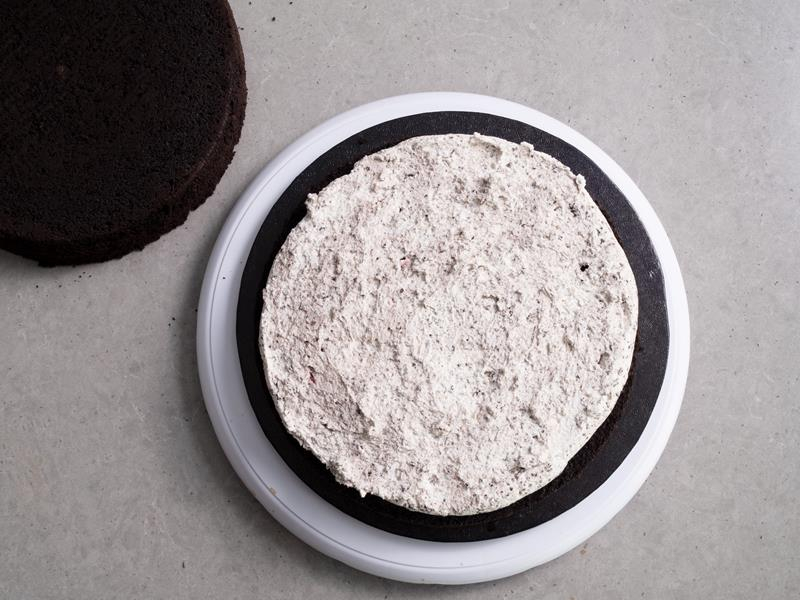 warstwa kremu z orego na czarnym biszkopcie