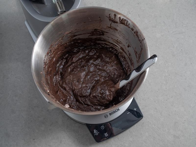 masa na czekoladowy biszkopt do tortu oreo wymieszana szpatułką w misie robota kuchennego
