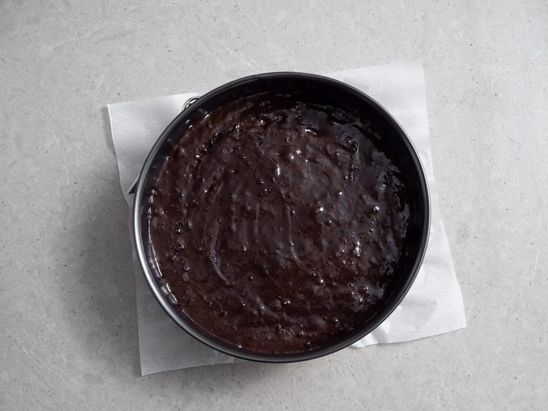 ciasto na czarny biszkopt do tortu oreo przełożone do tortownicy