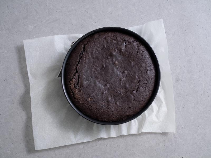 upieczony czarny biszkopt do tortu oreo w tortownicy