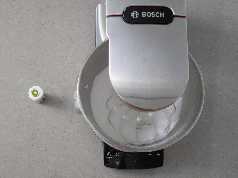 Ubita beza w misie robota kuchennego firmy Bosch.