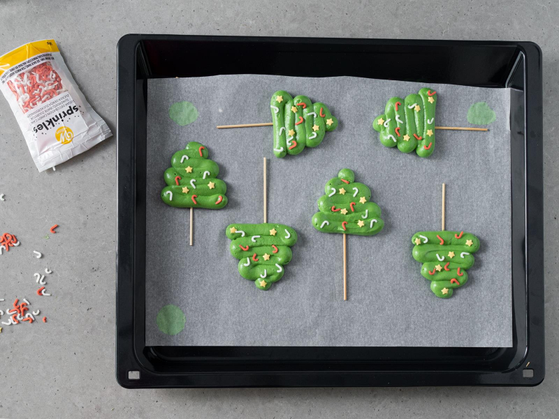 Bezowe choinki z posypką świąteczne laski Wilton.