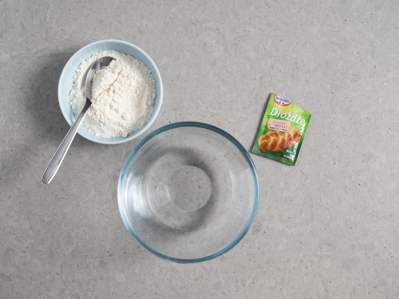 szklana miska do przygotowania zaczynu, miseczka z mąką pszenną oraz opakowanie drożdży suszonych instant dr. oetkera