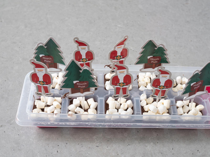 czekolada na gorąco na patyku ze świątecznymi topperami