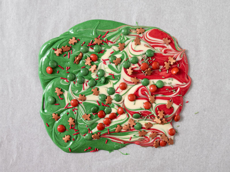 Trójkolorowa biała czekolada z dekoracjami cukrowymi.