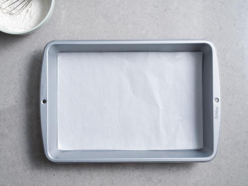 forma prostokątna wilton wyłożona papierem do pieczenia