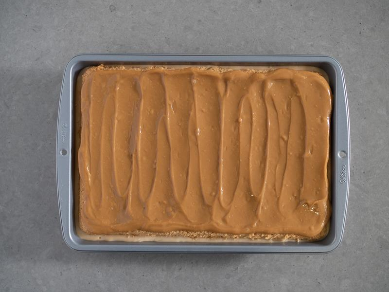 masa krówkowa (kajmakowa) rozprowadzona na górnym biszkopcie toffi