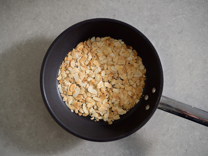 na patelni uprażone płatki migdałów