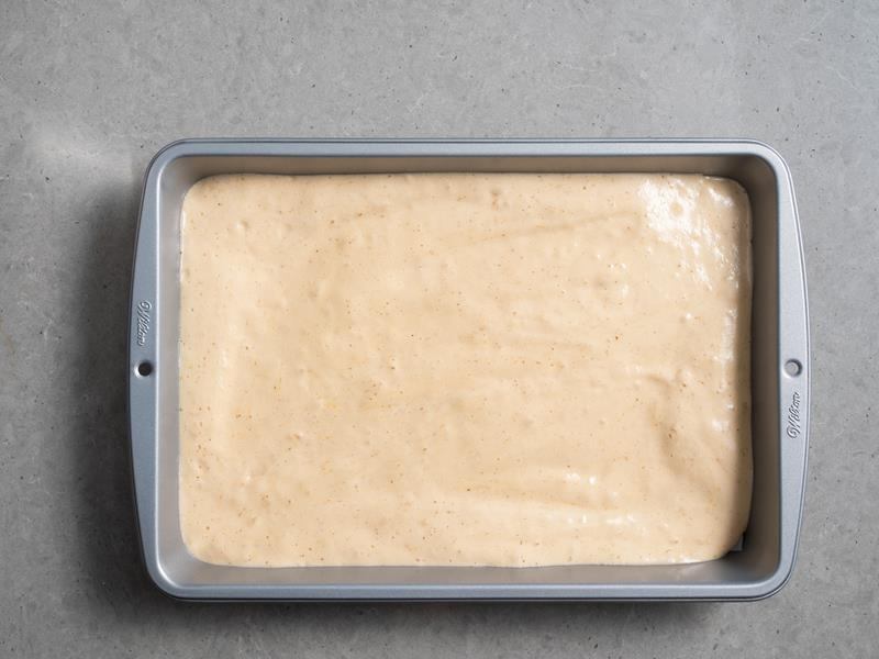 ciasto na biszkopt toffi do ciasta krówka w formie wilton przed pieczeniem